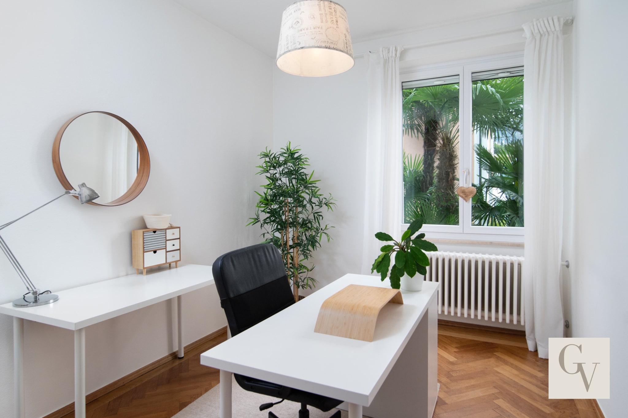 Un ufficio bianco minimalista con dettagli in legno chiaro e palme verdi. Glenda Vanetti Foto Locarno Galleria Fotografia Immobiliare Professionale