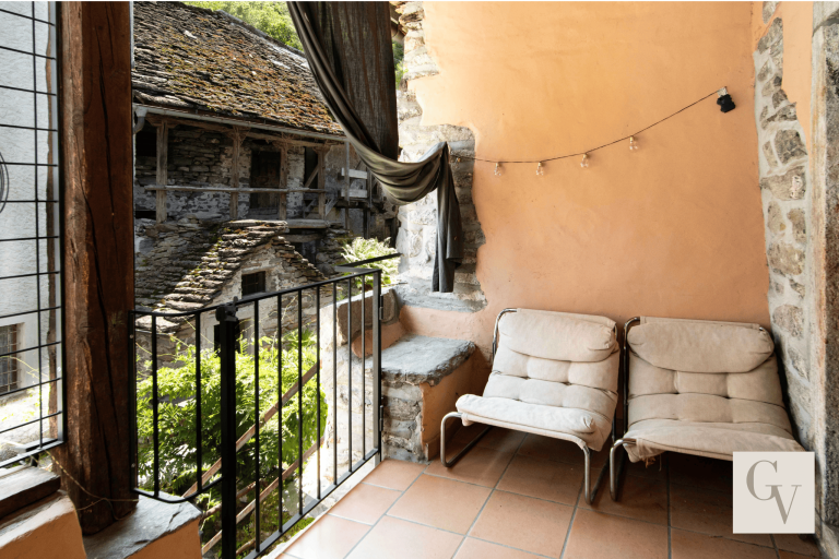 Fotografie Immobiliari Professionali Balcone di casa rustica ad Aurigeno Glenda Vanetti Foto Locarno Galleria Fotografia Immobiliare Professionale